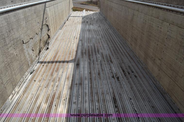 image for item K4828 2002 Guthrie Wilkens live bottom trailer