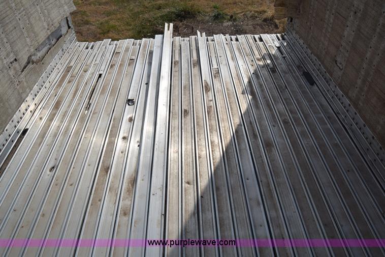 image for item K4828 2002 Guthrie Wilkens live bottom trailer