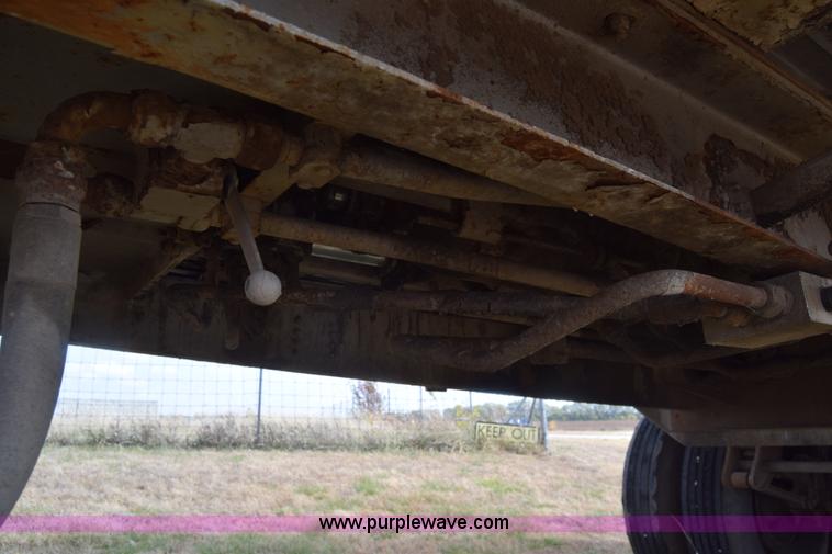 image for item K4828 2002 Guthrie Wilkens live bottom trailer