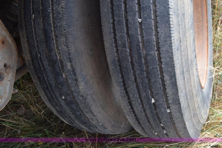 image for item K4828 2002 Guthrie Wilkens live bottom trailer