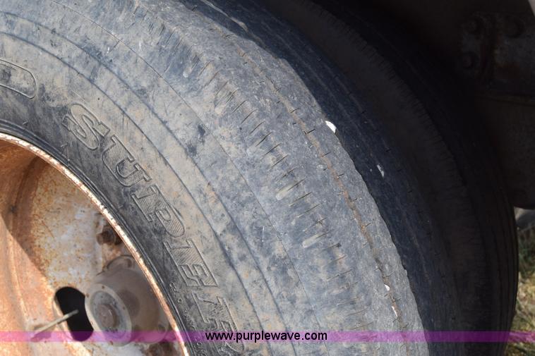 image for item K4828 2002 Guthrie Wilkens live bottom trailer