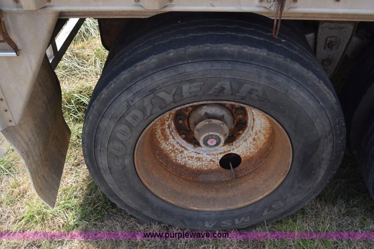 image for item K4828 2002 Guthrie Wilkens live bottom trailer