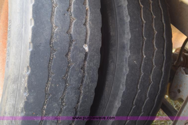 image for item K4828 2002 Guthrie Wilkens live bottom trailer