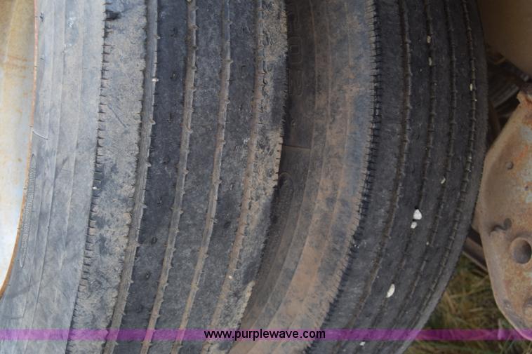 image for item K4828 2002 Guthrie Wilkens live bottom trailer