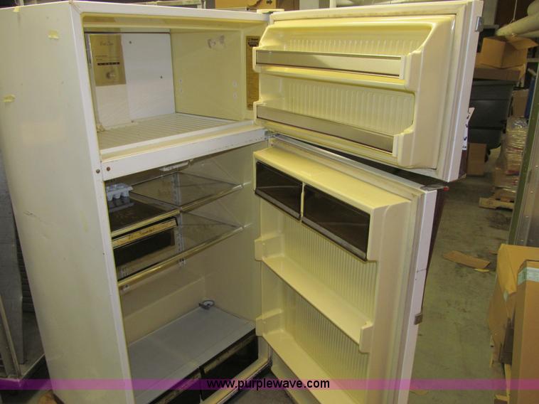 Gibson RT19FQWT refrigerator in Des Moines, IA Item L1891 sold Purple Wave