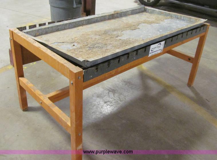 Glue table in Des Moines, IA Item L1901 sold Purple Wave