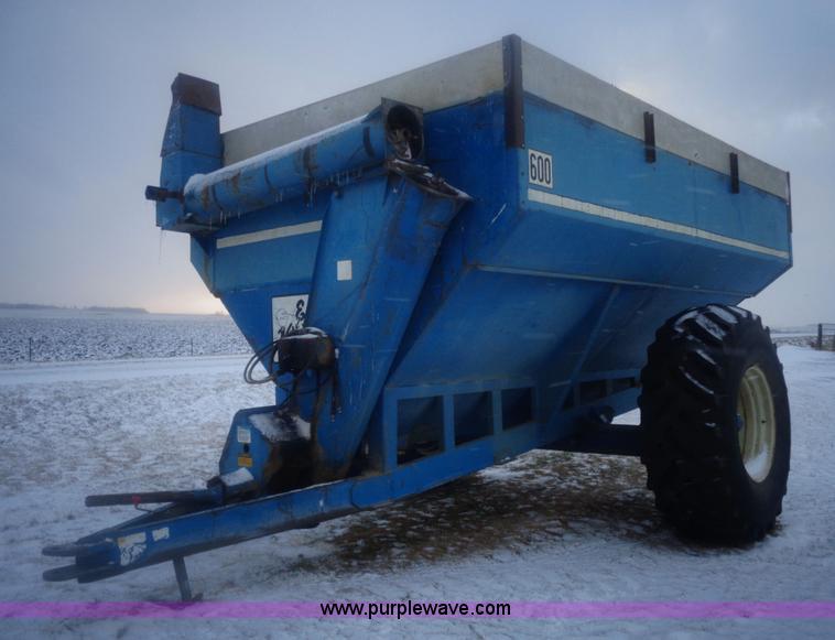 image for item AL9243 Kinze 600 grain cart