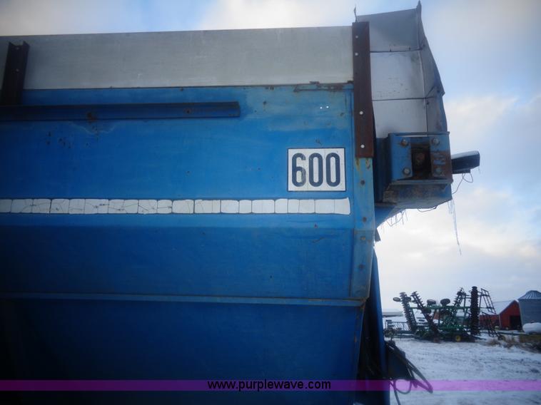 image for item AL9243 Kinze 600 grain cart