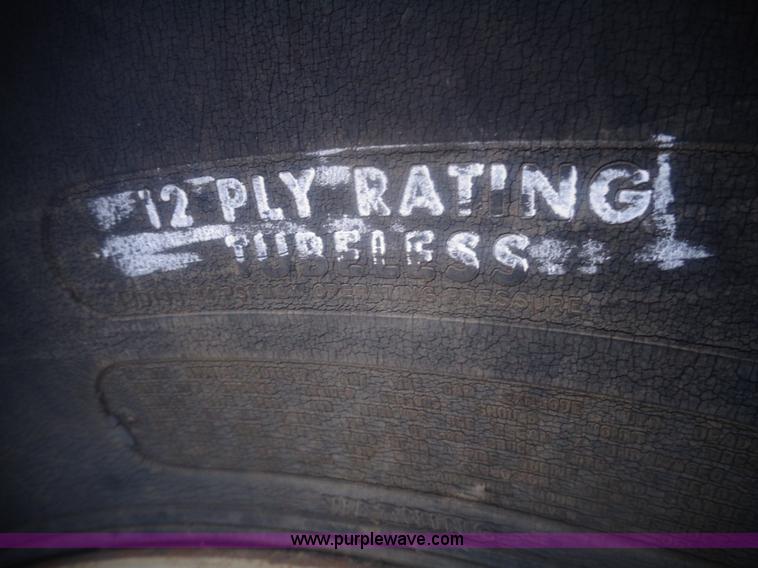 image for item AL9243 Kinze 600 grain cart