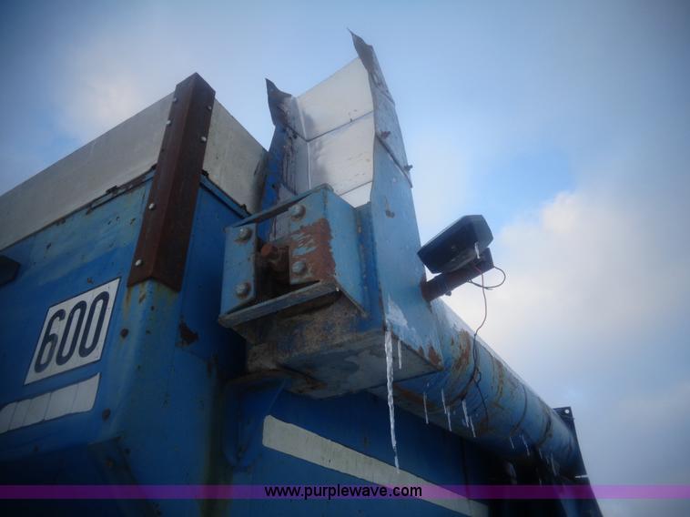 image for item AL9243 Kinze 600 grain cart