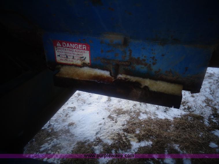 image for item AL9243 Kinze 600 grain cart