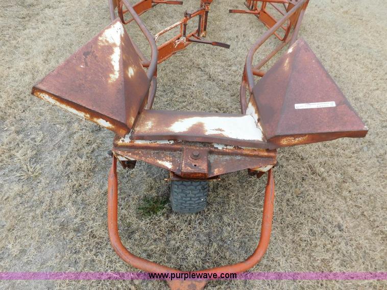 image for item AW9323 1979 Welco 1300 bale accumulator