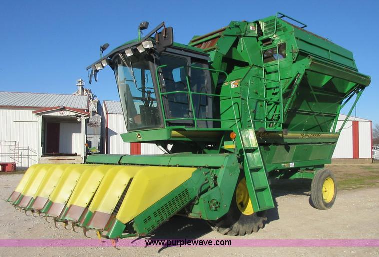 image for item I1823 1997 John Deere 7455 cotton stripper
