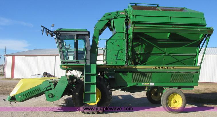 image for item I1823 1997 John Deere 7455 cotton stripper