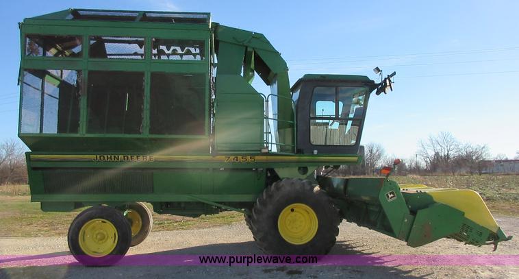 image for item I1823 1997 John Deere 7455 cotton stripper
