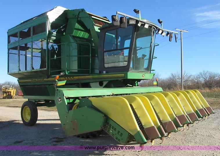 image for item I1823 1997 John Deere 7455 cotton stripper