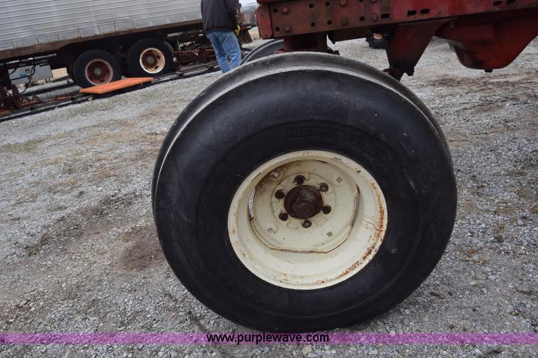 image for item L1025 International Farmall 1256 tractor