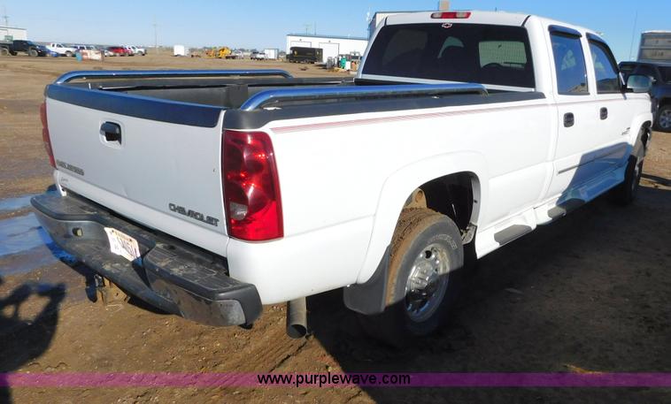 image for item AW9319 2003 Chevrolet Silverado 2500HD Crew Cab pickup truck