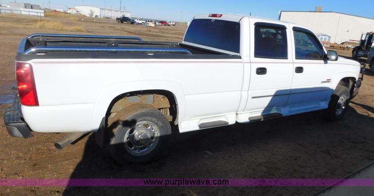 image for item AW9319 2003 Chevrolet Silverado 2500HD Crew Cab pickup truck
