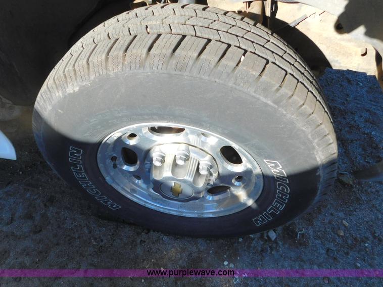 image for item AW9319 2003 Chevrolet Silverado 2500HD Crew Cab pickup truck