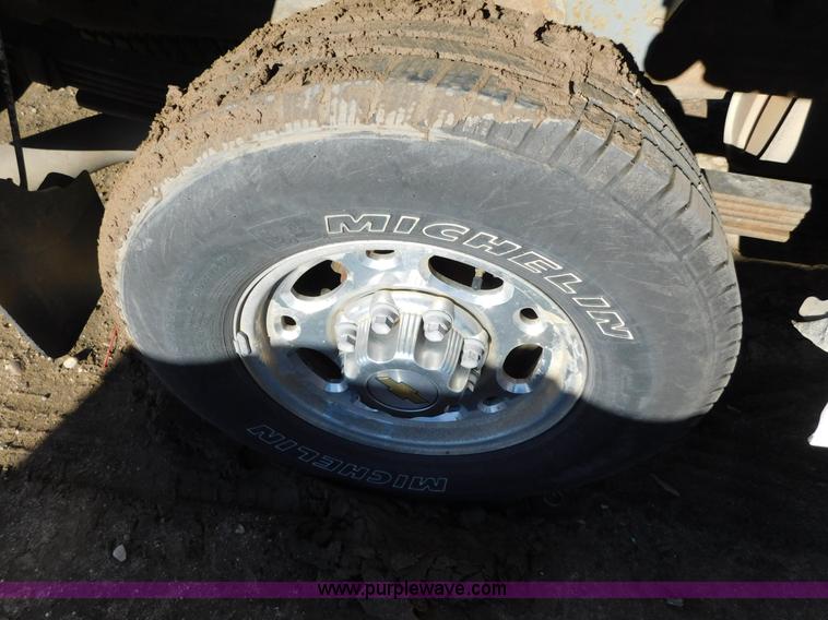 image for item AW9319 2003 Chevrolet Silverado 2500HD Crew Cab pickup truck