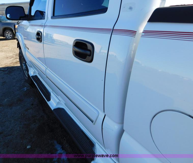 image for item AW9319 2003 Chevrolet Silverado 2500HD Crew Cab pickup truck