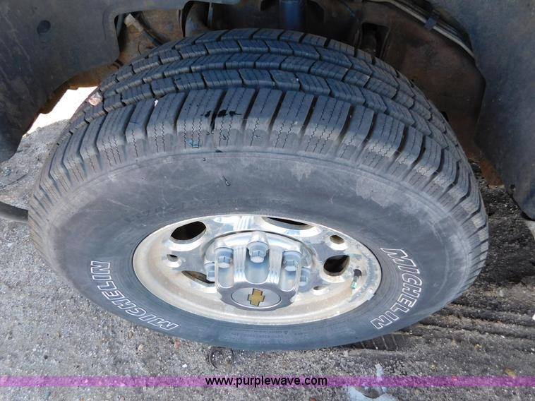 image for item AW9319 2003 Chevrolet Silverado 2500HD Crew Cab pickup truck