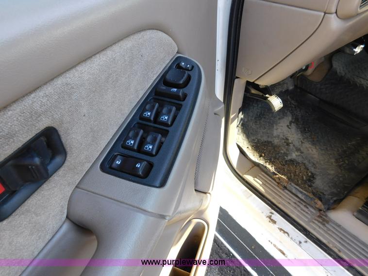 image for item AW9319 2003 Chevrolet Silverado 2500HD Crew Cab pickup truck