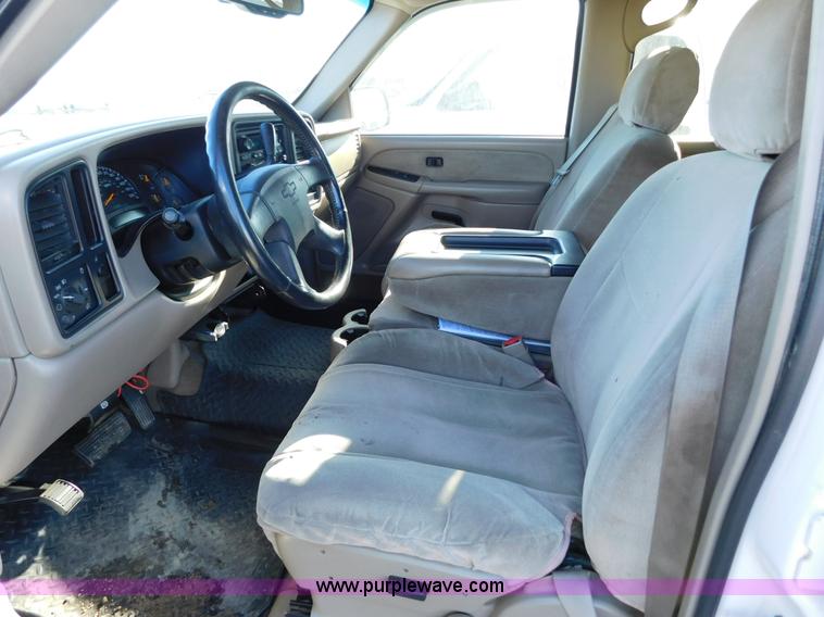 image for item AW9319 2003 Chevrolet Silverado 2500HD Crew Cab pickup truck