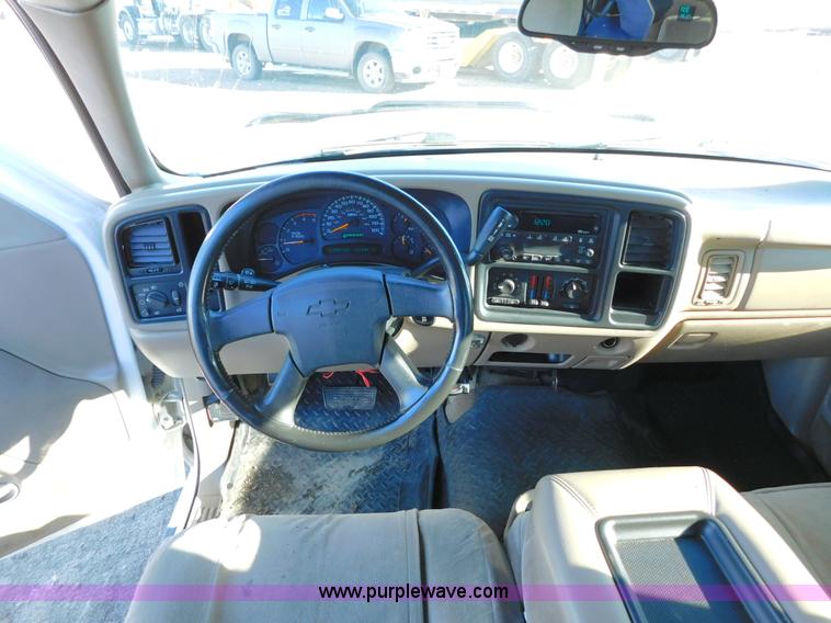 image for item AW9319 2003 Chevrolet Silverado 2500HD Crew Cab pickup truck