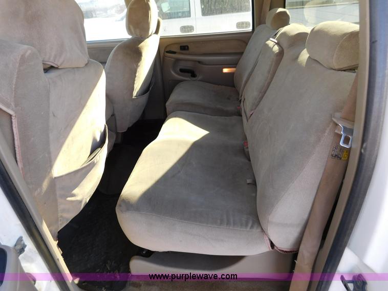 image for item AW9319 2003 Chevrolet Silverado 2500HD Crew Cab pickup truck