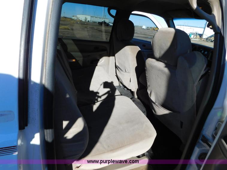 image for item AW9319 2003 Chevrolet Silverado 2500HD Crew Cab pickup truck