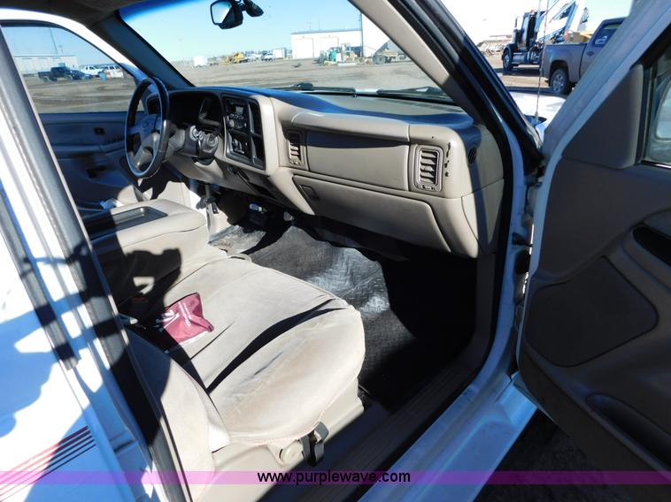 image for item AW9319 2003 Chevrolet Silverado 2500HD Crew Cab pickup truck