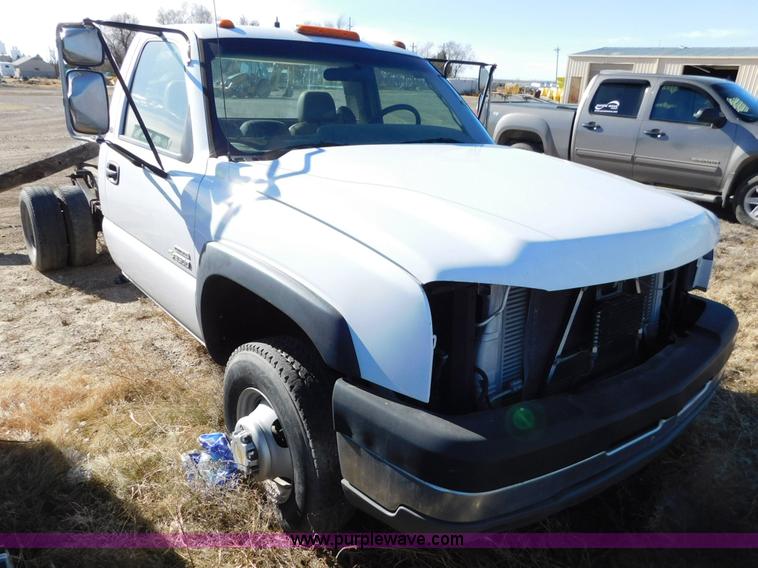 image for item AW9335 2005 Chevrolet Silverado 3500 pickup truck cab and chassis