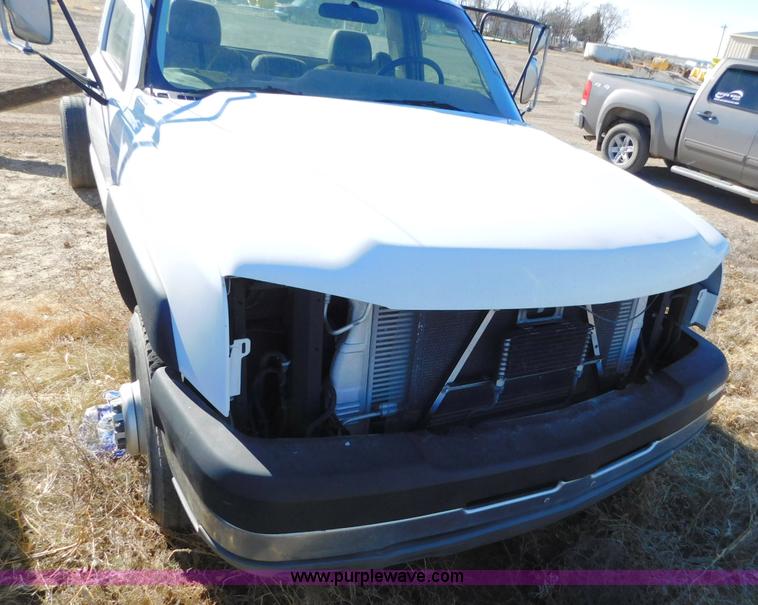 image for item AW9335 2005 Chevrolet Silverado 3500 pickup truck cab and chassis