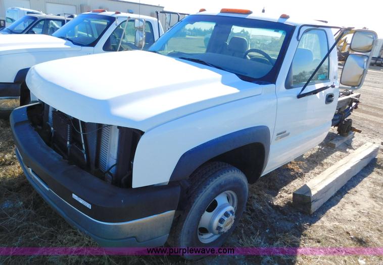 image for item AW9335 2005 Chevrolet Silverado 3500 pickup truck cab and chassis