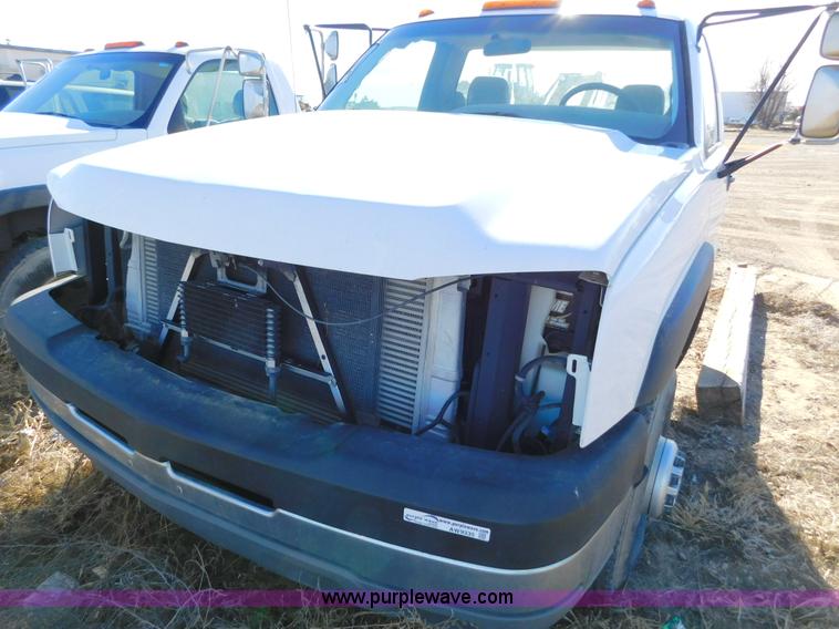 image for item AW9335 2005 Chevrolet Silverado 3500 pickup truck cab and chassis