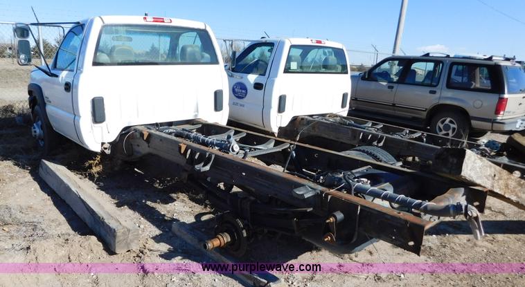 image for item AW9335 2005 Chevrolet Silverado 3500 pickup truck cab and chassis