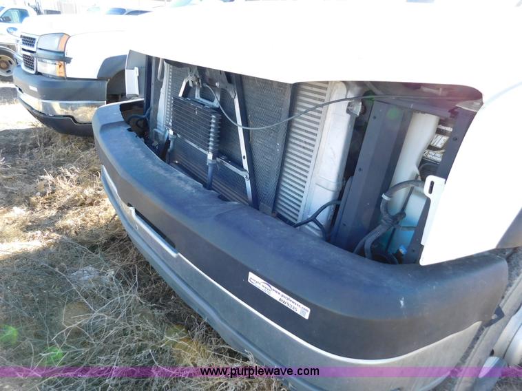 image for item AW9335 2005 Chevrolet Silverado 3500 pickup truck cab and chassis