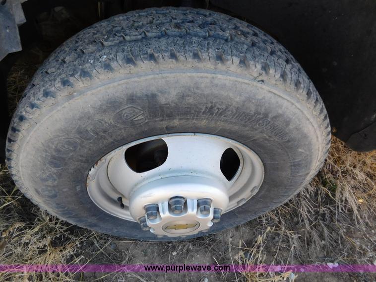 image for item AW9335 2005 Chevrolet Silverado 3500 pickup truck cab and chassis