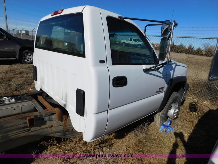 image for item AW9335 2005 Chevrolet Silverado 3500 pickup truck cab and chassis