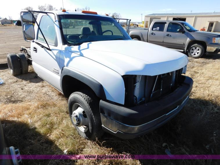 image for item AW9335 2005 Chevrolet Silverado 3500 pickup truck cab and chassis