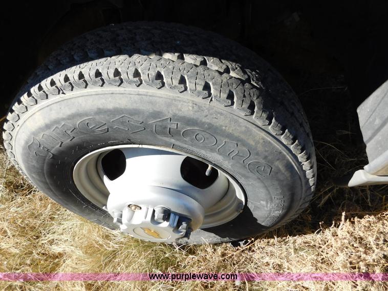 image for item AW9335 2005 Chevrolet Silverado 3500 pickup truck cab and chassis