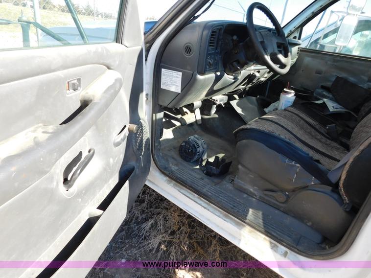 image for item AW9335 2005 Chevrolet Silverado 3500 pickup truck cab and chassis