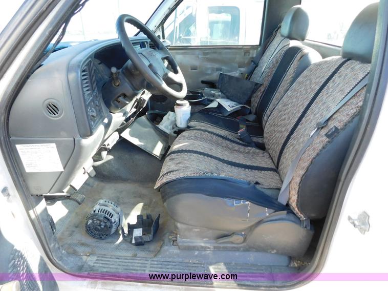 image for item AW9335 2005 Chevrolet Silverado 3500 pickup truck cab and chassis