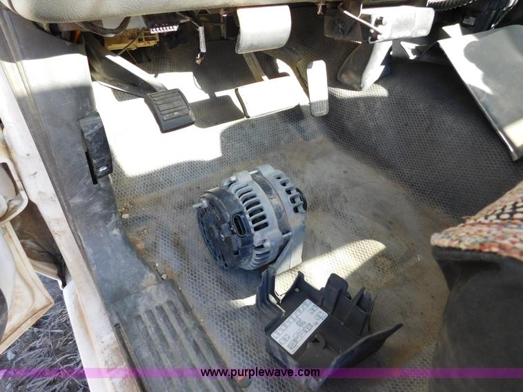 image for item AW9335 2005 Chevrolet Silverado 3500 pickup truck cab and chassis