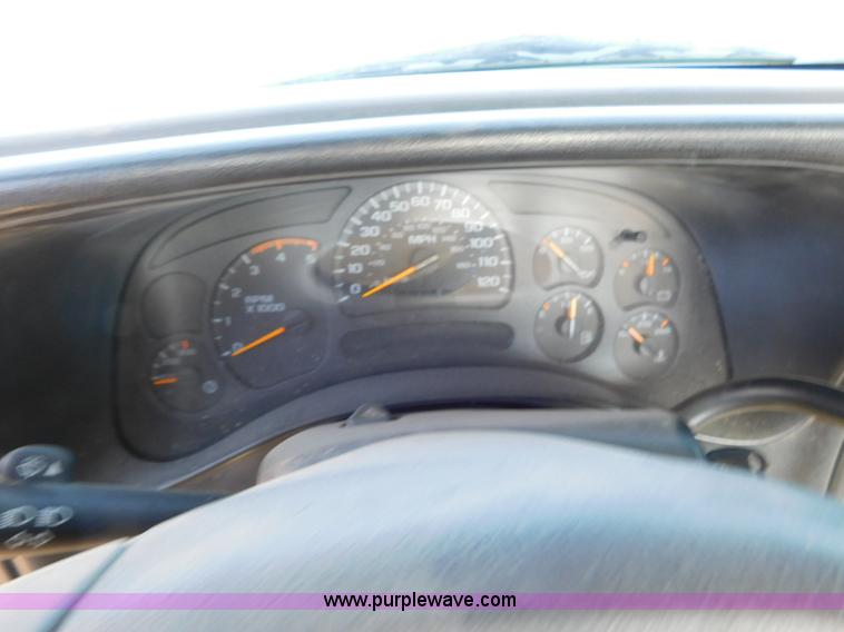 image for item AW9335 2005 Chevrolet Silverado 3500 pickup truck cab and chassis