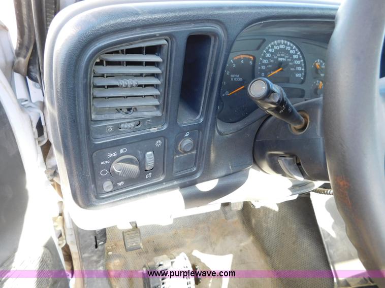 image for item AW9335 2005 Chevrolet Silverado 3500 pickup truck cab and chassis