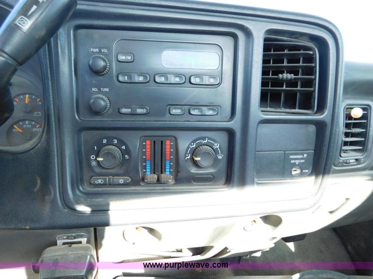 image for item AW9335 2005 Chevrolet Silverado 3500 pickup truck cab and chassis