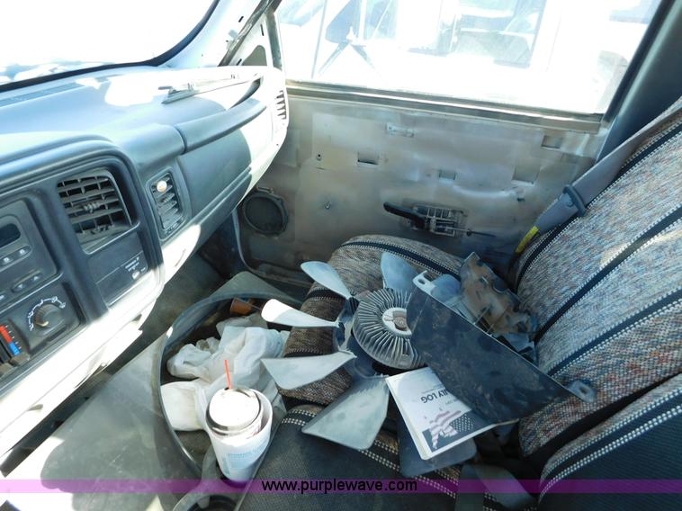 image for item AW9335 2005 Chevrolet Silverado 3500 pickup truck cab and chassis